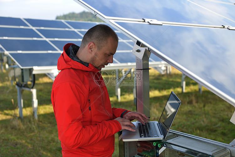 商业人员工程师用笔记本电脑太阳能电池板工厂生态能源领域的背景